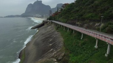 Karayolu deniz kenarında. Harika yolu ve bisiklet yolu. Bisiklet ve yol parça ve mavi denizin içinde Rio de Janeiro şehrine yanında. Tim Maia bisiklet yolu üzerinde Niemeyer Avenue, Rio de Janeiro, Brezilya, Güney Amerika. 