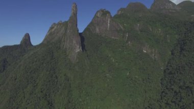 Egzotik Dağlar. Harika dağlar. Tanrı'nın Parmak Dağı, Teresopolis şehri, Rio de Janeiro eyaleti, Brezilya, Güney Amerika. 