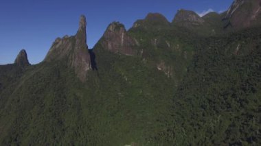 Egzotik Dağlar. Harika dağlar. Tanrı'nın Parmak Dağı, Teresopolis şehri, Rio de Janeiro eyaleti, Brezilya, Güney Amerika. 