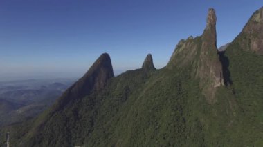 Egzotik Dağlar. Harika dağlar. Tanrı'nın Parmak Dağı, Teresopolis şehri, Rio de Janeiro eyaleti, Brezilya, Güney Amerika. 