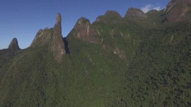 Egzotik Dağlar. Harika dağlar. Tanrı'nın Parmak Dağı, Teresopolis şehri, Rio de Janeiro eyaleti, Brezilya, Güney Amerika. 
