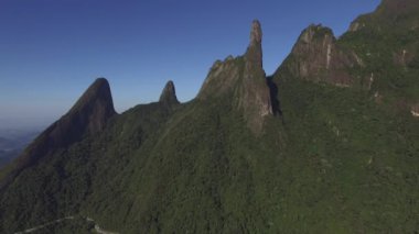 Egzotik Dağlar. Harika dağlar. Tanrı'nın Parmak Dağı, Teresopolis şehri, Rio de Janeiro eyaleti, Brezilya, Güney Amerika. 