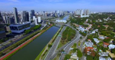 Modern mimari. Dünyada modern bina. Avenida Marginal Pinheiros'un havadan görünümü. Santander Bankası binası. Jk Yapı Alışveriş. Sao Paulo city, Sao Paulo State / Brezilya Güney Amerika.21.07.2019