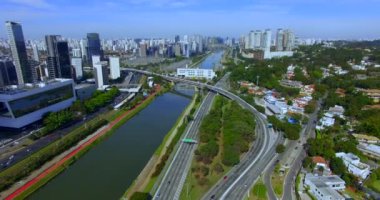 Modern mimari. Dünyada modern bina. Avenida Marginal Pinheiros ve nehrin havadan görünümü.  