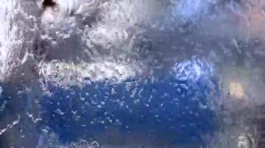 Bulanık arka planda araba cam üzerinde damlama su. 