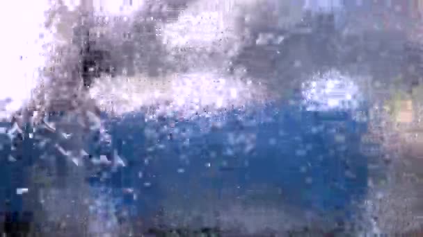 Pioggia Sul Vetro Della Finestra Persona Che Trasmette Sfondo Sfocato — Video Stock