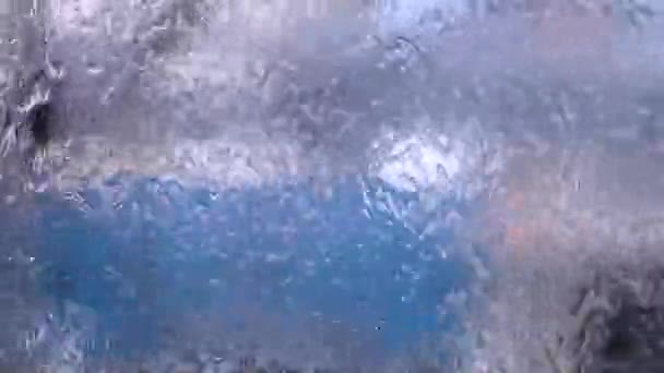 グラスに水を雨 水の質感 窓に雨滴が水の背景 — ストック動画
