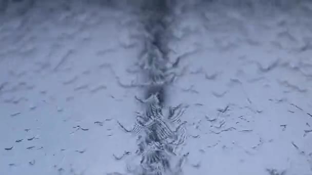 グラスに水を雨 水の質感 窓に雨滴が水の背景 — ストック動画