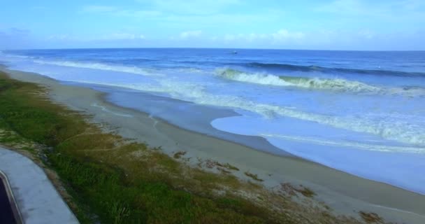 海の波波の上のカメラの動き 波が岸に近づく 海岸を転がる海の波の4Kビデオ — ストック動画