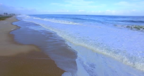 Havet Vinkar Förflyttning Kameran Över Vågorna Vågen Kommer Nära Stranden — Stockvideo