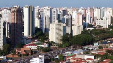 Gün büyük şehirler, Sao Paulo Brezilya Güney Amerika. Bandeirantes Bulvarı, Vila Olimpia mahallesi. 