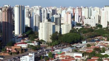 Gün büyük şehirler, Sao Paulo Brezilya Güney Amerika. Bandeirantes Bulvarı, Vila Olimpia mahallesi. 