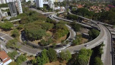 Şehirde karayolu ve üst geçit havadan görünümü. Karayolu ve köprü, lojistik üst görünüm şehir trafiği. Sao Paulo şehri, Brezilya. Güney Amerika. 