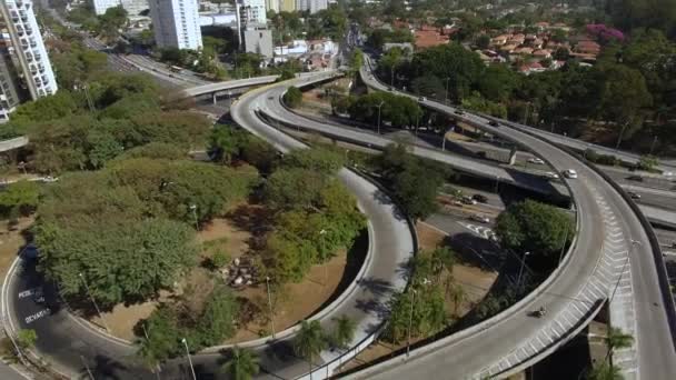 市内の高速道路や高架橋の航空写真 高速道路や橋 物流のトップビュー都市交通 ブラジル サンパウロ市 — ストック動画