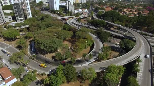城市高速公路和立交桥的鸟瞰图 顶视城市交通的公路和桥梁 巴西圣保罗市 — 图库视频影像