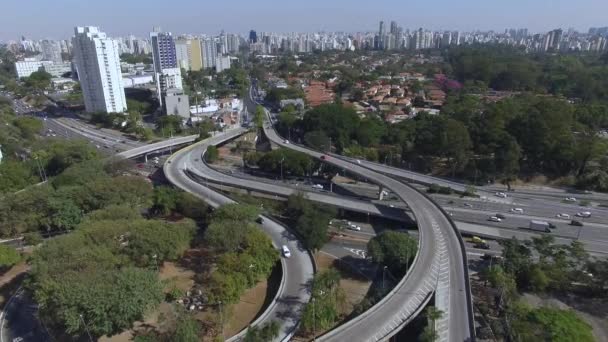 城市高速公路和立交桥的鸟瞰图 顶视城市交通的公路和桥梁 巴西圣保罗市 — 图库视频影像