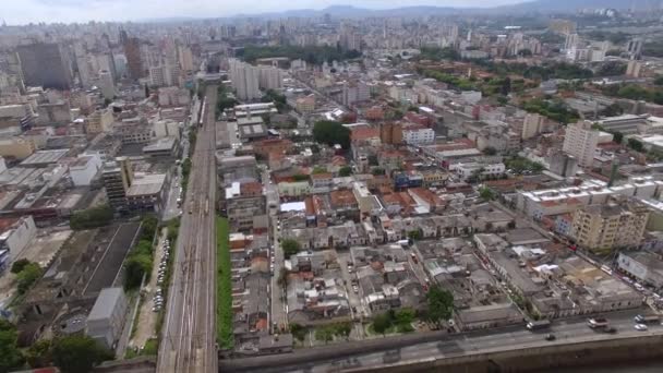 近所の家は等しい ストリートエコノミザドラ バアロ ルス駅 バエロ サンパウロブラジル — ストック動画