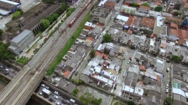 Tren geçiyordu. Büyük şehrin geçişi. Sao Paulo şehri, Brezilya Güney Amerika. 