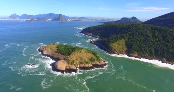 Táj paradicsom. Város paradicsoma a háttérben, Rio de Janeiro, Brazília. Dél-Amerikában. Szarvas-sziget. 