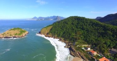 Güzel beyaz kum güzel plajları. Sugar Loaf Dağı ve Corcovado dahil olmak üzere arka planda Rio de Janeiro şehir tepeleri ile Niteroi Piratininga plajının tepesinden görünümü. 