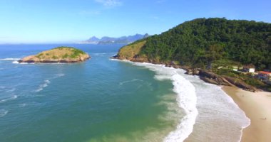 Güzel beyaz kum güzel plajları. Sugar Loaf Dağı ve Corcovado dahil olmak üzere arka planda Rio de Janeiro şehir tepeleri ile Niteroi Piratininga plajının tepesinden görünümü. 