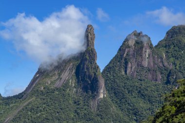 Dağlardaki bulutlar. Egzotik Dağlar. Harika dağlar. Tanrı'nın Dağ Parmağı, Teresopolis şehri, Rio de Janeiro Eyaleti, Brezilya, Güney Amerika.