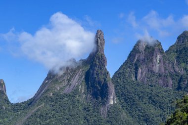 Dağlardaki bulutlar. Egzotik Dağlar. Harika dağlar. Tanrı'nın Dağ Parmağı, Teresopolis şehri, Rio de Janeiro Eyaleti, Brezilya, Güney Amerika.