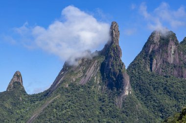 Dağlardaki bulutlar. Egzotik Dağlar. Harika dağlar. Tanrı'nın Dağ Parmağı, Teresopolis şehri, Rio de Janeiro Eyaleti, Brezilya, Güney Amerika.