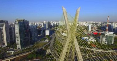 Asma köprü. Kablolu TV ile çalışan dünya köprüsü. Sao Paulo şehri, Brezilya, Güney Amerika. 