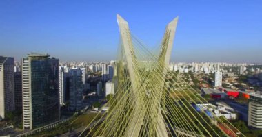 Kablo dünyada köprü olarak kaldı. Sao Paulo city, Brezilya, Güney Amerika. 