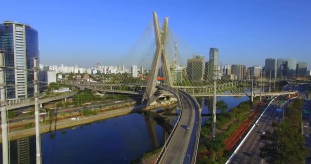 Moderne Architektur Moderne Brücken Zwei Verschiedene Punkte Miteinander Verknüpfen Schrägseilbrücke — Stockvideo