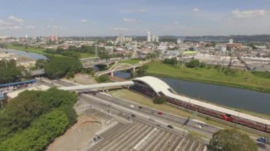Trenin platforma gelişi. Büyük şehirde tren istasyonu. Socorro neighborhood, Sao Paulo, Brezilya. 