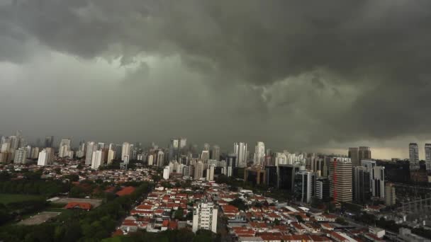 Темные Впечатляющие Облака Дождя Сильное Дождливое Небо Городе Сао Паулу — стоковое видео