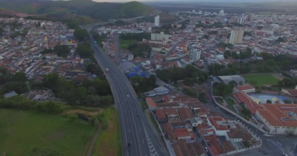 高速道路の空中ビュー デュトラ ハイウェイ大統領都市グアラティネータ サンパウロ州 ブラジル — ストック動画