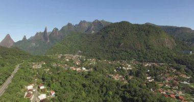 Dağların ve dünyanın şehirlerinin güzel manzarası. Terespolis şehri, Rio de Janeiro eyaleti Brezilya, Güney Amerika. 