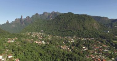 Harika manzara, egzotik dağlar ve dağ kasabası. Tanrı'nın Parmak Dağı, Teresopolis şehri, Rio de Janeiro Eyaleti, Brezilya, Güney Amerika. 