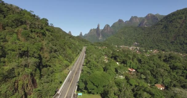 素晴らしい道はまっすぐだ片道だエキゾチックな山々 素晴らしい山々神の指の山テレソポリス市 リオデジャネイロ州 ブラジル — ストック動画