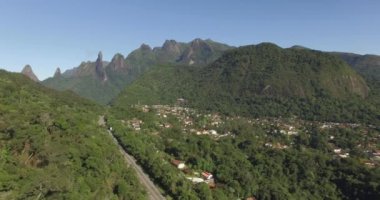 Büyük yol düz. Tek bir yol. Egzotik dağlar, harika dağlar. Tanrı'nın Parmağı Dağı. Teresopolis şehri, Rio de Janeiro Eyaleti, Brezilya, Güney Amerika. 