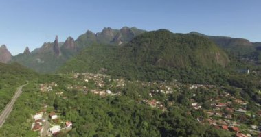 Dağların ve dünyanın şehirlerinin güzel manzarası. Terespolis şehri, Rio de Janeiro eyaleti Brezilya, Güney Amerika. 
