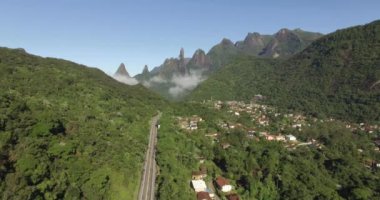 Büyük yol düz. Tek bir yol. Egzotik dağlar, harika dağlar. Tanrı'nın Parmağı Dağı. Teresopolis şehri, Rio de Janeiro Eyaleti, Brezilya, Güney Amerika. 