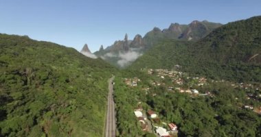 Büyük yol düz. Tek bir yol. Egzotik dağlar, harika dağlar. Tanrı'nın Parmağı Dağı. Teresopolis şehri, Rio de Janeiro Eyaleti, Brezilya, Güney Amerika. 