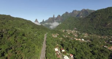 Büyük yol düz. Tek bir yol. Egzotik dağlar, harika dağlar. Tanrı'nın Parmağı Dağı. Teresopolis şehri, Rio de Janeiro Eyaleti, Brezilya, Güney Amerika. 