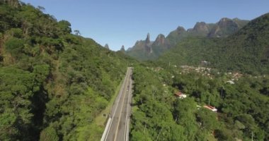 Büyük yol düz. Tek bir yol. Egzotik dağlar, harika dağlar. Tanrı'nın Parmağı Dağı. Teresopolis şehri, Rio de Janeiro Eyaleti, Brezilya, Güney Amerika. 