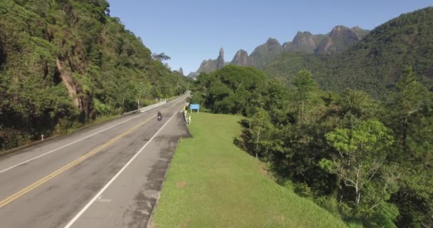 伟大的道路直 只有一条路异国情调的山脉 奇妙的山脉 上帝之指的山 特雷索波利斯市 里约热内卢州 南美洲 — 图库视频影像