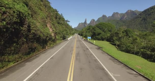 伟大的道路直 只有一条路异国情调的山脉 奇妙的山脉 上帝之指的山 特雷索波利斯市 里约热内卢州 南美洲 — 图库视频影像