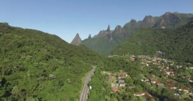 Büyük yol düz. Tek bir yol. Egzotik dağlar, harika dağlar. Tanrı'nın Parmağı Dağı. Teresopolis şehri, Rio de Janeiro Eyaleti, Brezilya, Güney Amerika. 