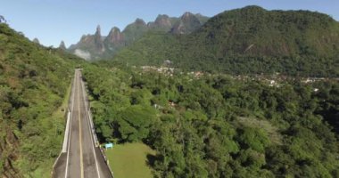 Büyük yol düz. Tek bir yol. Egzotik dağlar, harika dağlar. Tanrı'nın Parmağı Dağı. Teresopolis şehri, Rio de Janeiro Eyaleti, Brezilya, Güney Amerika. 
