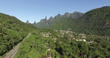 Büyük yol düz. Tek bir yol. Egzotik dağlar, harika dağlar. Tanrı'nın Parmağı Dağı. Teresopolis şehri, Rio de Janeiro Eyaleti, Brezilya, Güney Amerika. 