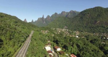 Büyük yol düz. Tek bir yol. Egzotik dağlar, harika dağlar. Tanrı'nın Parmağı Dağı. Teresopolis şehri, Rio de Janeiro Eyaleti, Brezilya, Güney Amerika. 