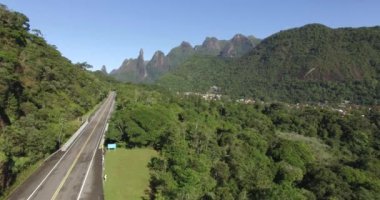 Büyük yol düz. Tek bir yol. Egzotik dağlar, harika dağlar. Tanrı'nın Parmağı Dağı. Teresopolis şehri, Rio de Janeiro Eyaleti, Brezilya, Güney Amerika. 